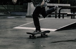 IM电竞体育平台-詹姆斯在法国队比赛中惊险取胜，连败引发热议！